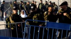 Izraelská pohraniční policie kontroluje palestinské ženy na cestě do Jeruzaléma