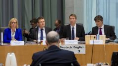 Bývalý technický ředitel Národní bezpečnostní agentury (NSA) William Binney, sedí v lavici svědků v Berlíně při parlamentním vyšetřování činnosti NSA v Německu