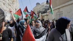 Pohřeb zabitého palestinského mladíka provázejí násilné střety
