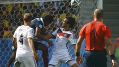 Mats Hummels střílí rozhodující branku 1. čtvrtfinále MS