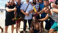 Libyjští mladíci se ochotně fotí s reportérem ČRo Štěpánem Macháčkem