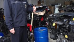 Jihočeská policie dopadla pětičlennou skupinu, která údajně kradla kola, auta, motocykly i traktory