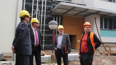 Pardubice. Několik oddělení Pardubické krajské nemocnice čeká na nové prostory v multioborovém pavilonu, který se dokončuje v místech bývalé nemocniční lékárny. Na snímku kontrolní den na stavbě