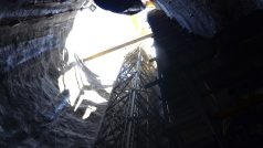 Hluboká stavební jáma vede do nejnižšího místa tunelu, které je 46 metrů pod mořskou hladinou