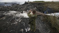 Proruský ozbrojenec fotografuje v místě zřícení letounu společnosti  Malaysia Airlines