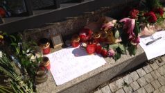 Před nizozemskou ambasádou v Praze hoří svíčky