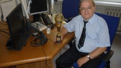Znalec Bible Zdeněk Soviš s trofejí