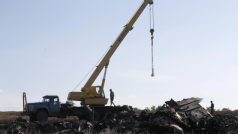 Členové ukrajinského ministerstva pro mimořádné situace a jeřáb na místě havárie letounu Malaysia Airlines letu MH17