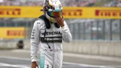 Lewis Hamilton musel v kvalifikaci nechat svůj vůz na trati, jeho mercedesu hořel totiž motor