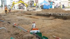 Stavbaře na pardubické třídě Míru vystřídali archeologové, práce ale pokračují