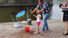 Ženy bez domova přišly na pražskou náplavku ukázat, jak se perou s nepřízní osudu