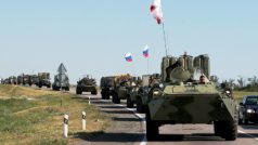 Kolona ruských obrněných vozidel u města Kamensk-Šachtinskij poblíž hranice s Ukrajinou, 15. srpna