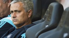 José Mourinho se musí rozhodnout, buď postaví do branky Petra Čecha, nebo Thibauta Courtoise