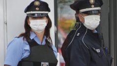 Policisté před uzavřenou budovou úřadu práce v Berlíně, kde zkolabovala žena, u níž je podezření na ebolu. 19. 8. 2014