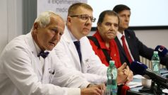 Profesor Jan Pirk a docent Ivan Netuka z týmu Kardiocentra pražského IKEMu