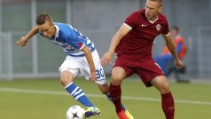 Úvodní zápas 4. předkola Evropské ligy PEC Zwolle - AC Sparta Praha 21. srpna ve Zwolle. Ryan Thomas ze Zwolle (vlevo) a Pavel Kadeřábek ze Sparty