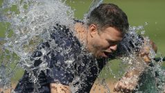 Internetem se šíří tzv. kbelíková výzva, ice bucket challange. Lidé se nechávají polévat ledovou vodou