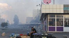 Prodavač zeleniny čeká na své zákazníky před doněckým nádražím