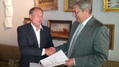 Předseda Sdružení sportovních svazů ČR JUDr. Zdeněk Ertl a předseda České unie sportu JUDr. Miroslav Jansta podepisují memorandum