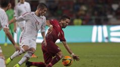 Taulant Xhaka z Albánie (vlevo) a Portugalec Joao Moutinho bojují o míč v kvalifikaci na mistrovství Evropy