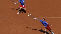 Tomáš Berdych (vzadu) s Radkem Štěpánkem usilují ve čtyřhře o první bod pro český tým
