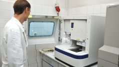 Laboratoře Státního zdravotního ústavu mají nové vybavení. Sedmnáct nových přístrojů stálo celkem osm milionů korun.