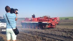 Nehoda vlaku u Převýšova nedaleko Chlumce nad Cidlinou. Pomoci s odklízením vagonů přijel i speciální vyprošťovací tank