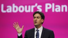 Předseda opoziční Labour Party Ed Miliband během projevu na konferenci strany v Manchesteru