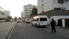 Policisté vyklidili koleje pardubické univerzity a pustili se do jejich prohledávání