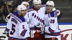 Rick Nash (druhý zprava) slaví se svými spoluhráči vstřelenou branku, vítězství ale Rangers slavili ze 4 zápasů pouze jednou