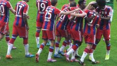Hráči Bayernu se radují z gólu do sítě Werderu