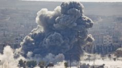 Následky leteckého úderu spojenců na syrské město Kobani