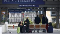 Cestující marně vyhlíží vlak na hlavním nádraží ve Frankfurtu