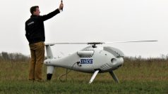 Člen pozorovatelské mise zkouší bezpilotní dron, který by měl monitorovat situaci u města Mariupol