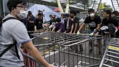 Demonstranti vyklízejí část protestního tábora v centru Hongkongu