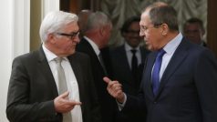 Ministr zahraničí Německa Frank-Walter Steinmeier (vlevo) a jeho ruský protějšek Sergej Lavrov