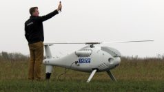 Pracovník OBSE s dronem, který sleduje situaci nad oblastí konfliktu na východě Ukrajiny