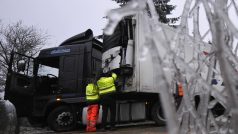 Silnice na Vysočině pokryla 1. prosince dopoledne ledovka, nejvážnější situace byla na Třebíčsku