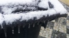 Popelnice s malými rampouchy