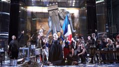 Legendární inscenace Dokonalé štěstí aneb 1789 nabízí sled výjevů, které odkazují nejen k Velké francouzské revoluci