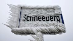 Námraza pokryla značku vesnice Schneeberg na severu Rakouska