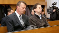 U krajského soudu v Ostravě začal soud se čtveřicí nelegálních výrobců tabáku, na snímku obžalovaní Pavel Ondra (vpravo) a Václav Ermis (vlevo)