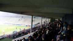 Fotbalové skauty na tribuně na první pohled nepoznáte. Na větších zápasech jich sedá na tribuně několik desítek