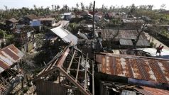 Filipíny po řádění tajfunu Hagupit. Na snímku jsou vidět zničené domy na ostrově Samar