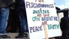 Ve Washingtonu protestují proti policejní brutalitě tisíce lidí