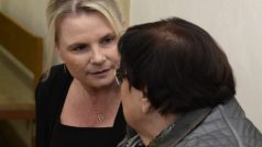 Šéfka protokolu ministerstva obrany Štěpánka Nezmarová (vlevo) odešla od soudu s podmínkou. Rozsudek zatím není pravomocný