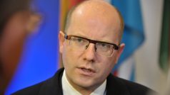 Český premiér Bohuslav Sobotka hovoří s novináři 18. prosince v Bruselu při příjezdu na summit EU