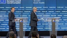 Předseda Evropské rady Donald Tusk a prezident Komise Jean-Claude Juncker přicházejí na tiskovou konferenci po skončení summitu