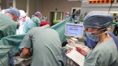 Lékaři v IKEMu transplantovali muži pět orgánů najednou