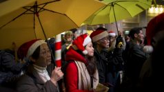 Ulice Hongkongu opět zaplnili demonstranti. Tentokrát zpívali i koledy